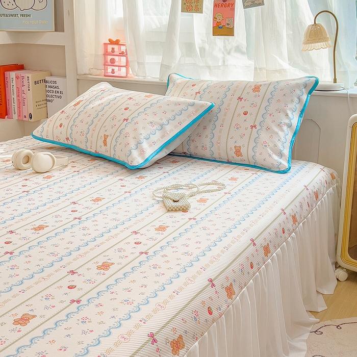 91家纺网 家纺一手货源 找家纺 莱米家纺 2026新款斜纹凉感床裙冰豆豆系列 条纹小熊