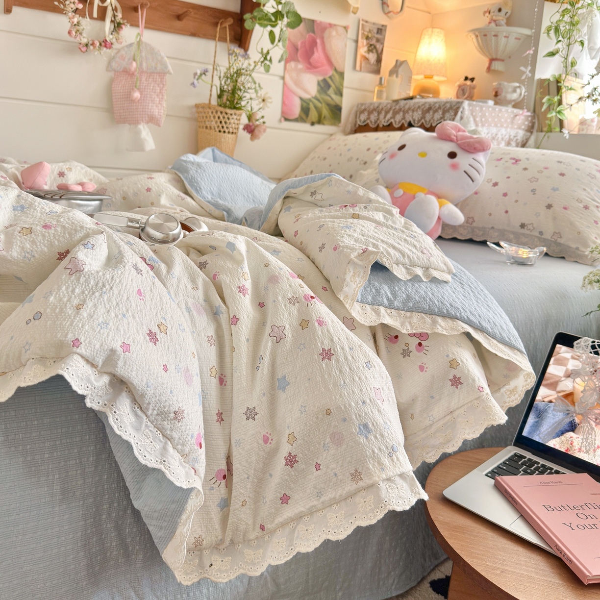 91家纺网 家纺一手货源 找家纺 初念 2026新款泡芙纱全花边夏被四件套 花笺-躲猫猫