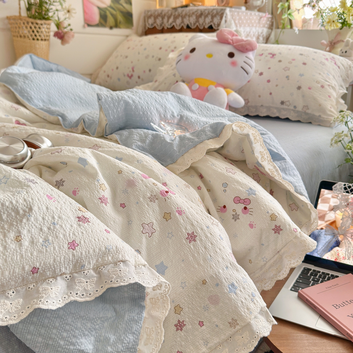91家纺网 家纺一手货源 找家纺 初念 2026新款泡芙纱全花边夏被四件套 花笺-躲猫猫
