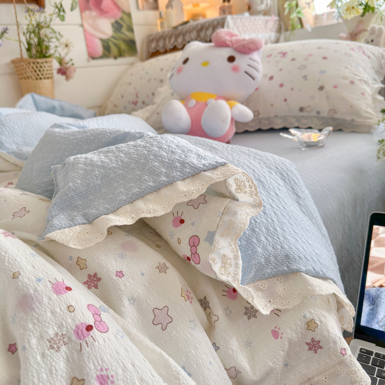 91家纺网 家纺一手货源 找家纺 初念 2026新款泡芙纱全花边夏被四件套 花笺-躲猫猫