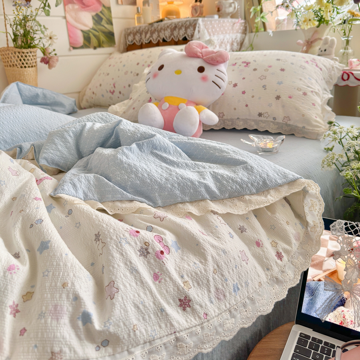 91家纺网 家纺一手货源 找家纺 初念 2026新款泡芙纱全花边夏被四件套 花笺-躲猫猫