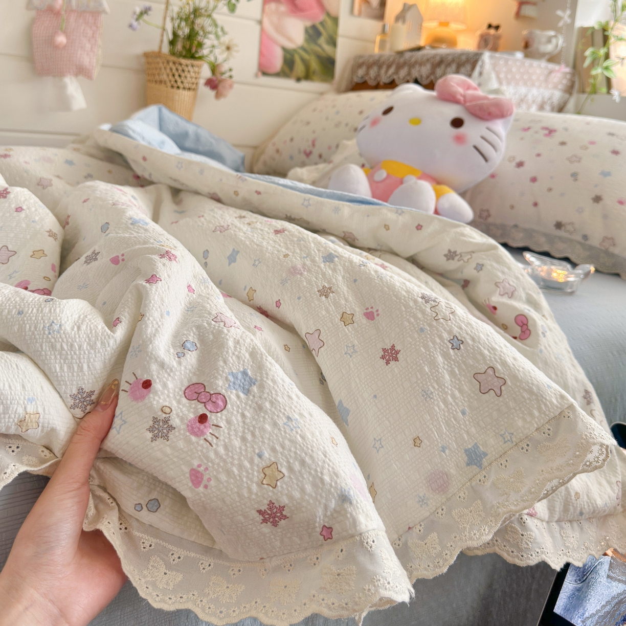 91家纺网 家纺一手货源 找家纺 初念 2026新款泡芙纱全花边夏被四件套 花笺-躲猫猫