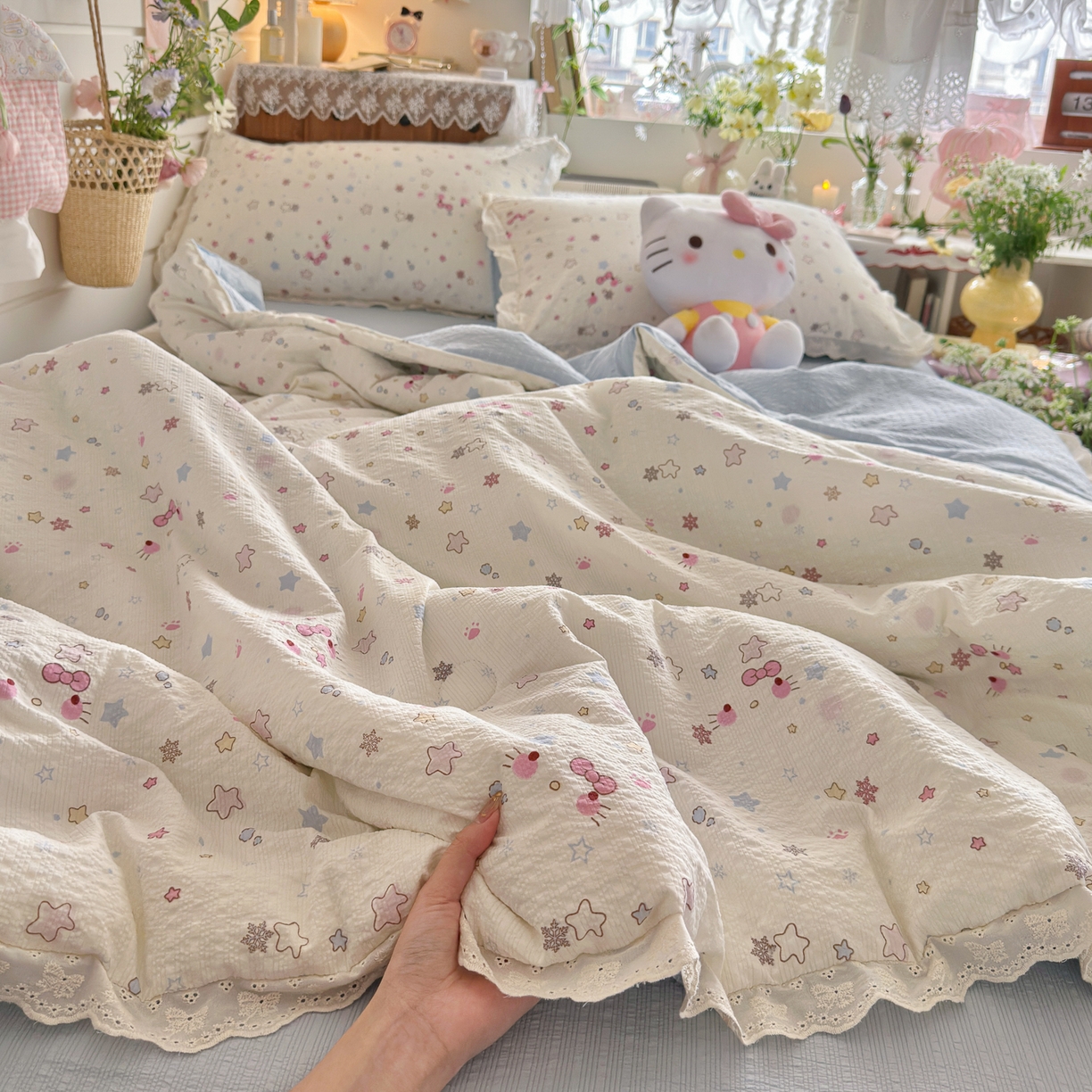 91家纺网 家纺一手货源 找家纺 初念 2026新款泡芙纱全花边夏被四件套 花笺-躲猫猫