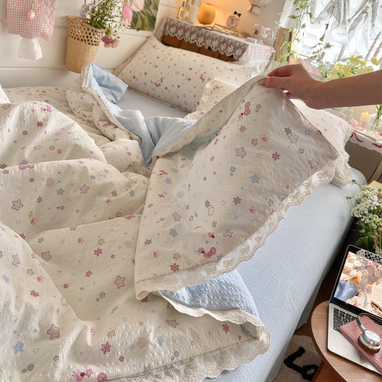 91家纺网 家纺一手货源 找家纺 初念 2026新款泡芙纱全花边夏被四件套 花笺-躲猫猫