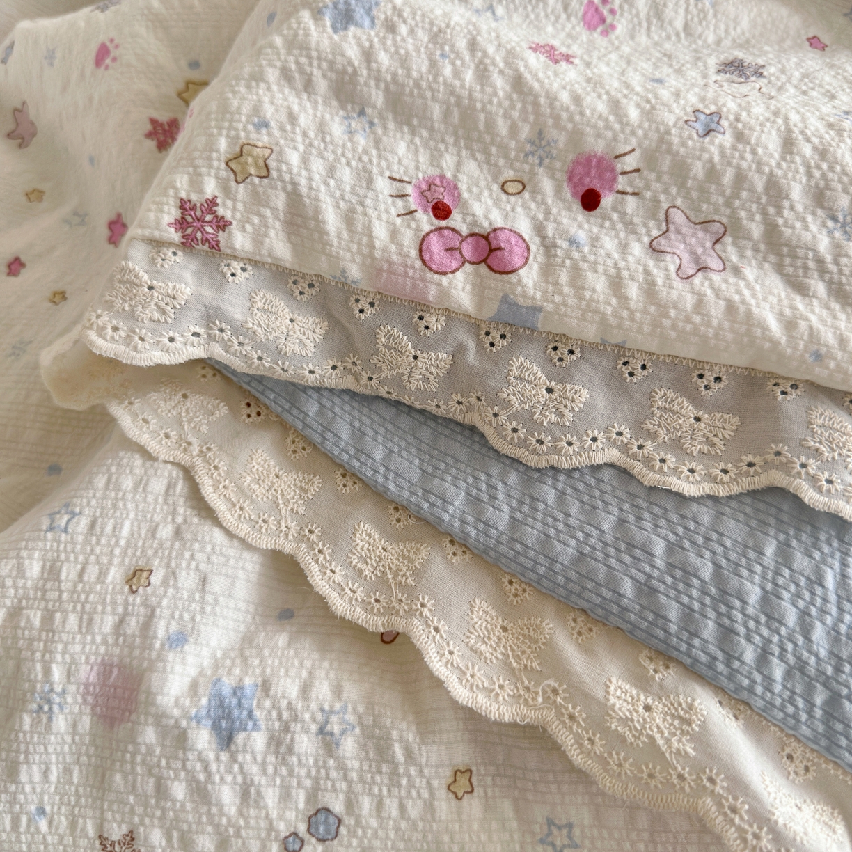 91家纺网 家纺一手货源 找家纺 初念 2026新款泡芙纱全花边夏被四件套 花笺-躲猫猫