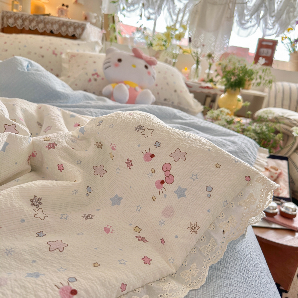 91家纺网 家纺一手货源 找家纺 初念 2026新款泡芙纱全花边夏被四件套 花笺-躲猫猫