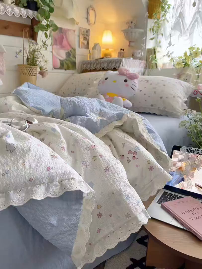 91家纺网 家纺一手货源 找家纺 初念 2026新款泡芙纱全花边夏被四件套 花笺-躲猫猫