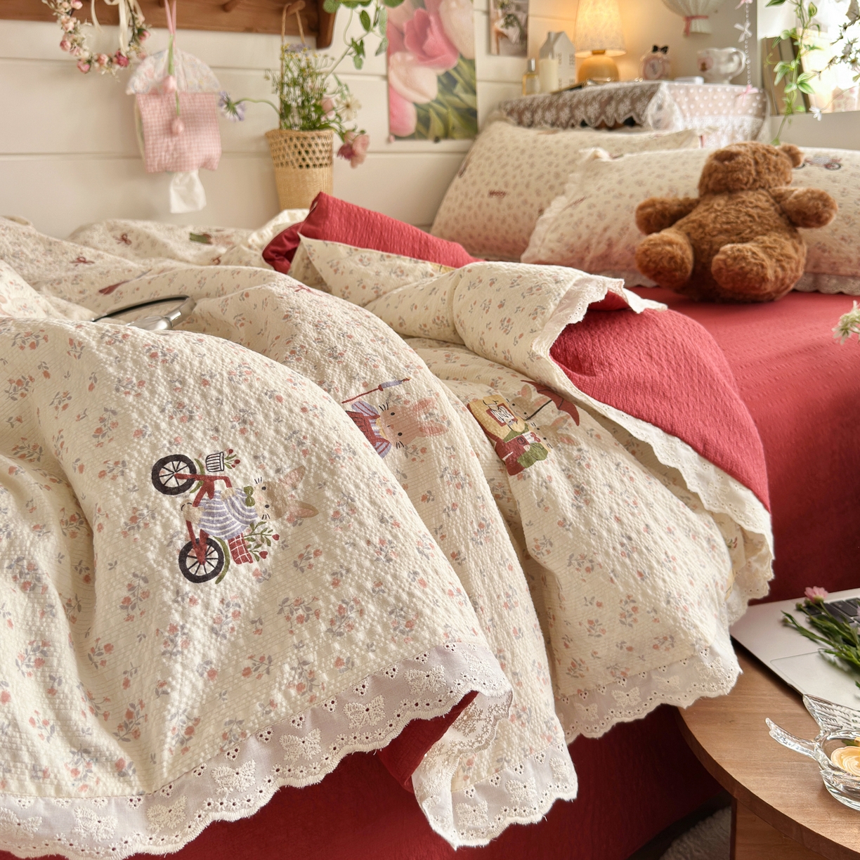 91家纺网 家纺一手货源 找家纺 初念 2026新款泡芙纱全花边夏被四件套 花笺-躲雨小兔