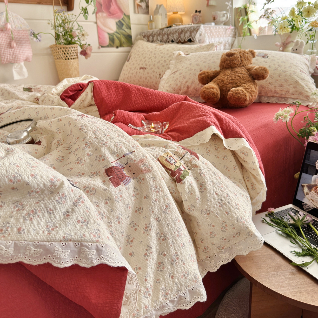 91家纺网 家纺一手货源 找家纺 初念 2026新款泡芙纱全花边夏被四件套 花笺-躲雨小兔