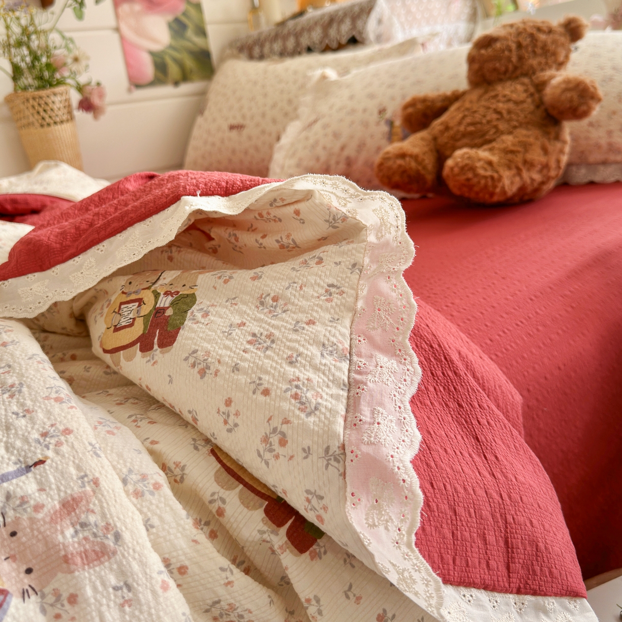 91家纺网 家纺一手货源 找家纺 初念 2026新款泡芙纱全花边夏被四件套 花笺-躲雨小兔
