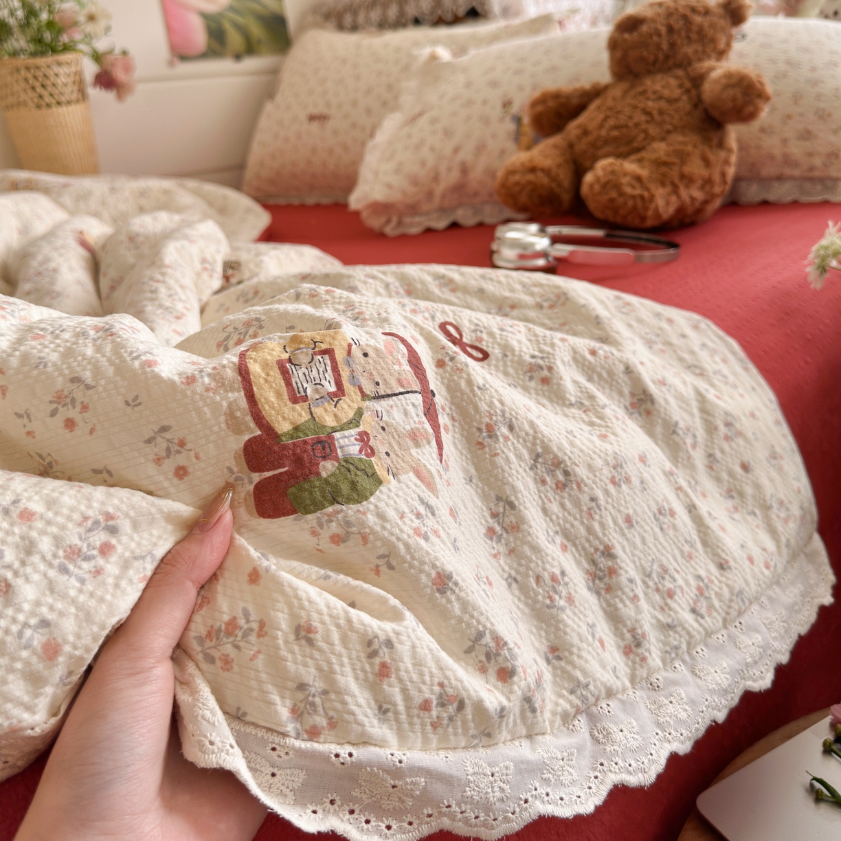 91家纺网 家纺一手货源 找家纺 初念 2026新款泡芙纱全花边夏被四件套 花笺-躲雨小兔