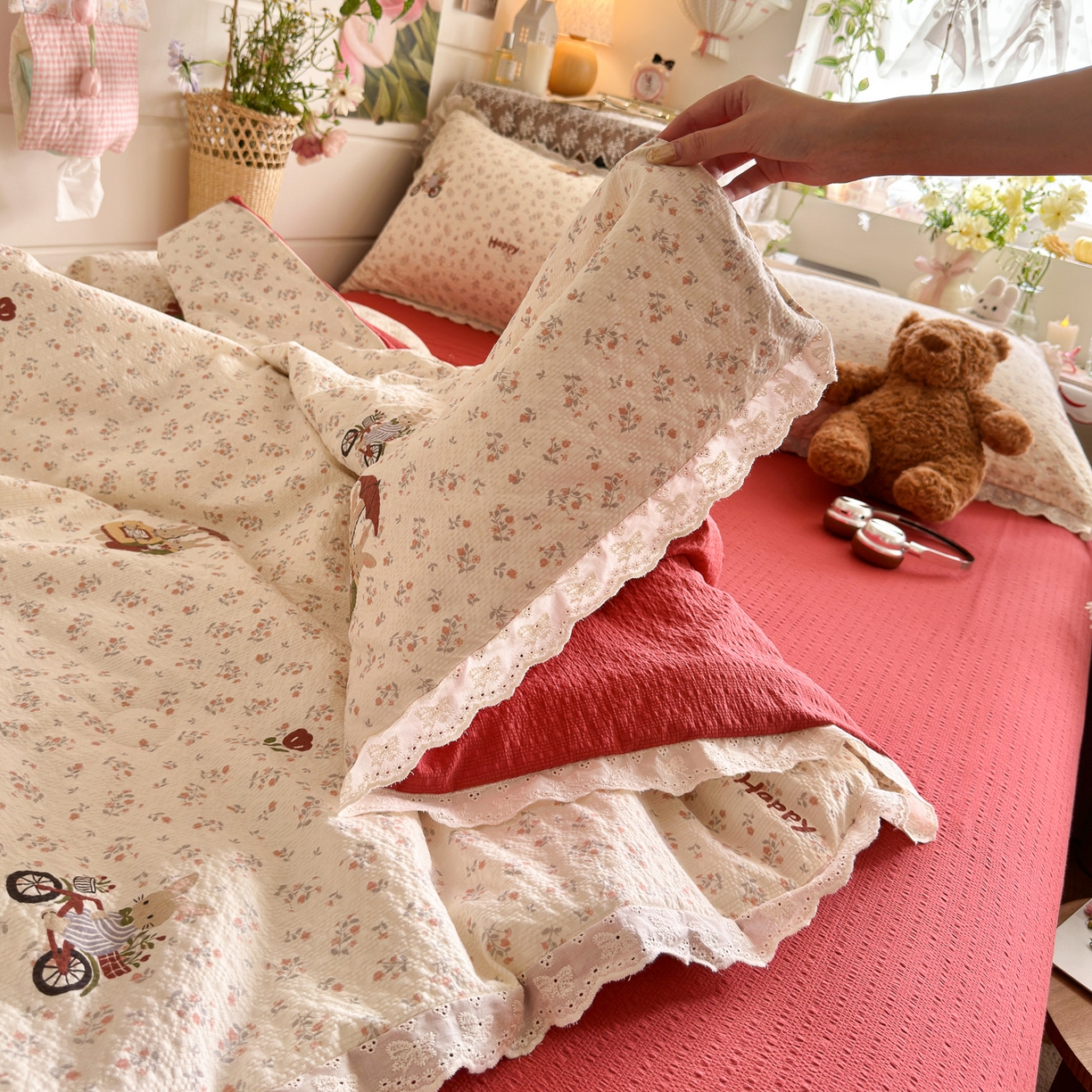 91家纺网 家纺一手货源 找家纺 初念 2026新款泡芙纱全花边夏被四件套 花笺-躲雨小兔