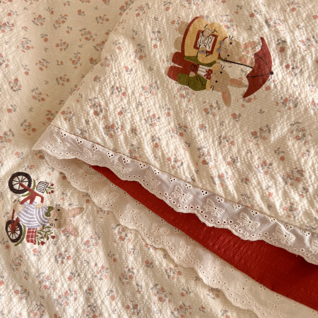 91家纺网 家纺一手货源 找家纺 初念 2026新款泡芙纱全花边夏被四件套 花笺-躲雨小兔