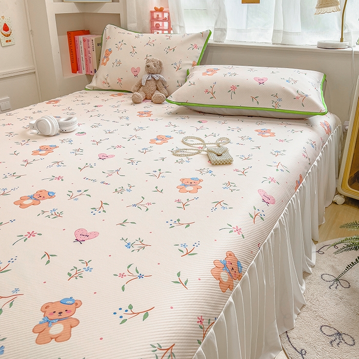 91家纺网 家纺一手货源 找家纺 莱米家纺 2026新款斜纹凉感床裙冰豆豆系列 叶子小熊