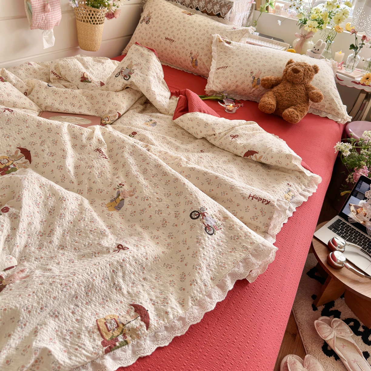 91家纺网 家纺一手货源 找家纺 初念 2026新款泡芙纱全花边夏被四件套 花笺-躲雨小兔