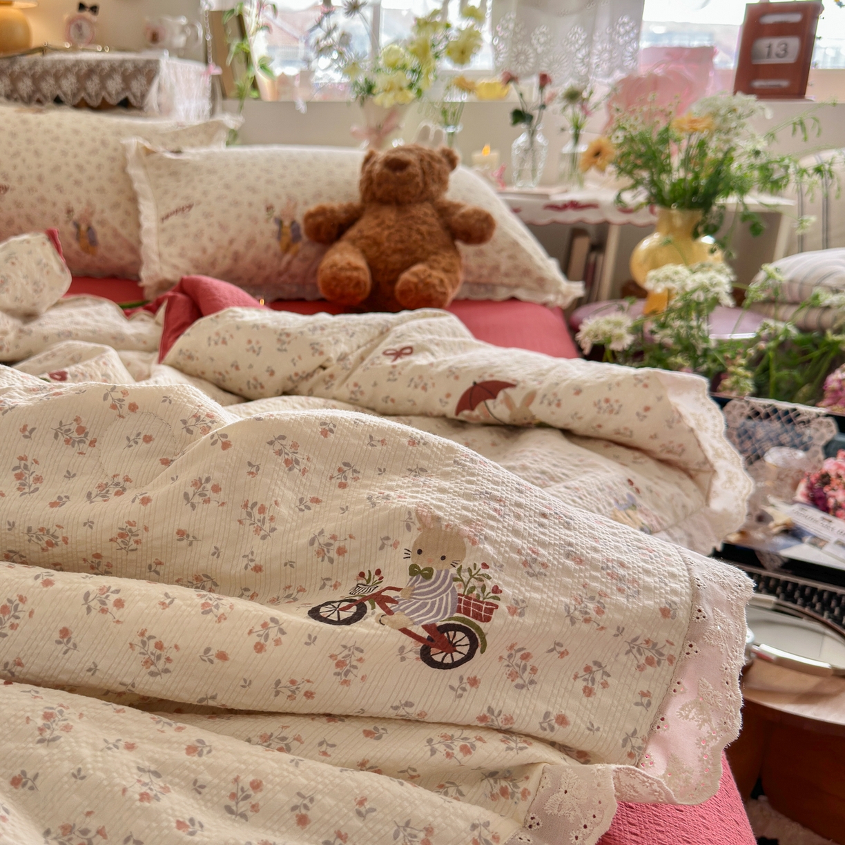 91家纺网 家纺一手货源 找家纺 初念 2026新款泡芙纱全花边夏被四件套 花笺-躲雨小兔