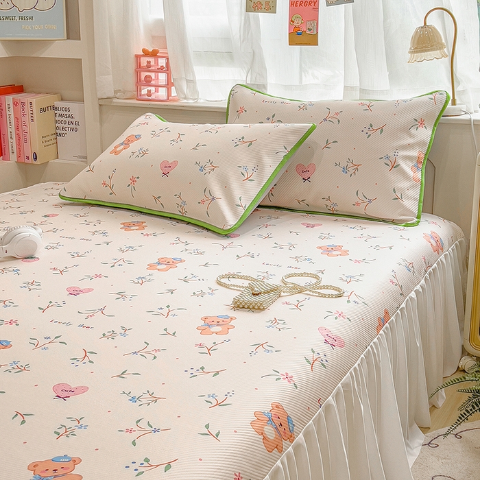 91家纺网 家纺一手货源 找家纺 莱米家纺 2026新款斜纹凉感床裙冰豆豆系列 叶子小熊