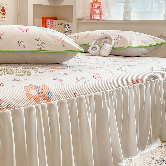 91家纺网 家纺一手货源 找家纺 莱米家纺 2026新款斜纹凉感床裙冰豆豆系列 叶子小熊