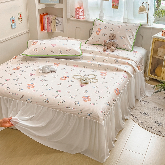 91家纺网 家纺一手货源 找家纺 莱米家纺 2026新款斜纹凉感床裙冰豆豆系列 叶子小熊