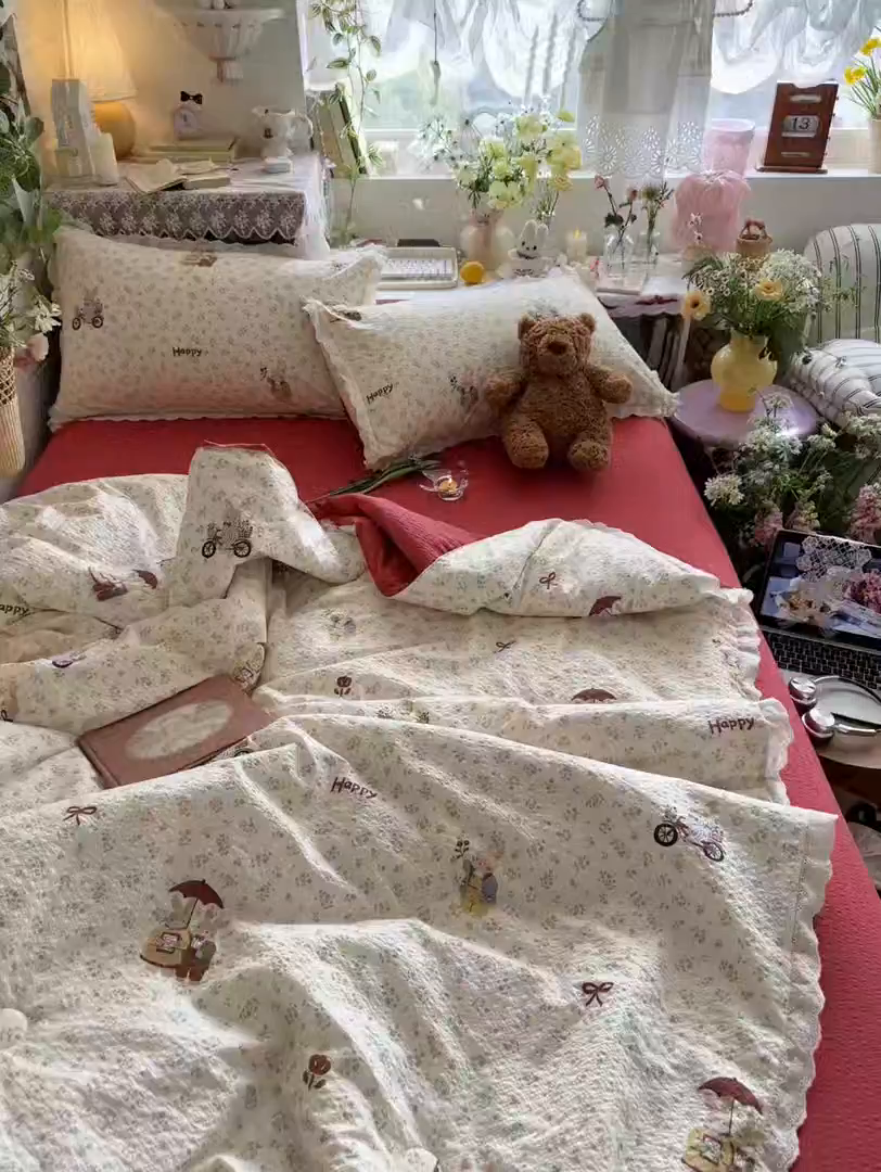 91家纺网 家纺一手货源 找家纺 初念 2026新款泡芙纱全花边夏被四件套 花笺-躲雨小兔