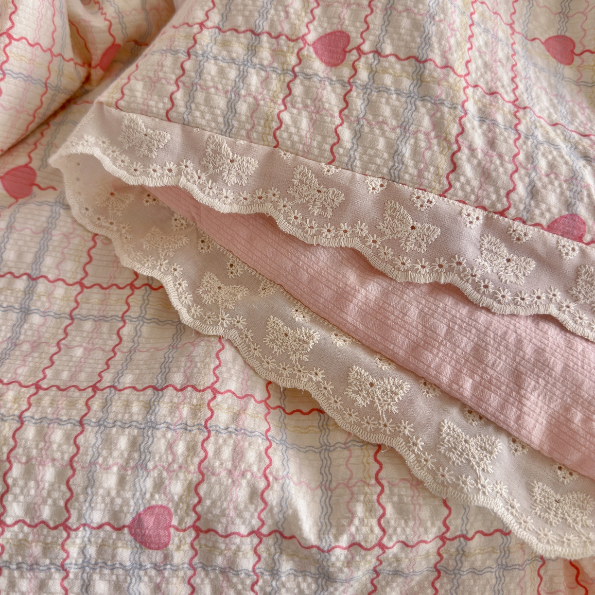 91家纺网 家纺一手货源 找家纺 初念 2026新款泡芙纱全花边夏被四件套 花笺-格格心