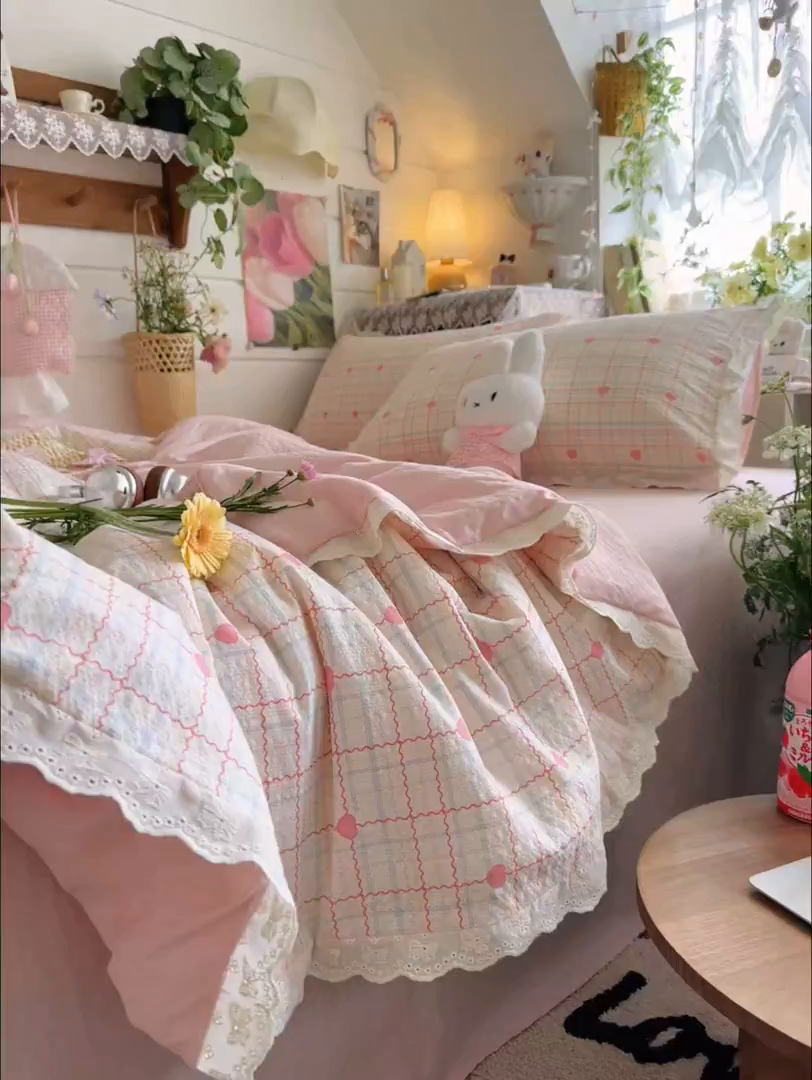 91家纺网 家纺一手货源 找家纺 初念 2026新款泡芙纱全花边夏被四件套 花笺-格格心