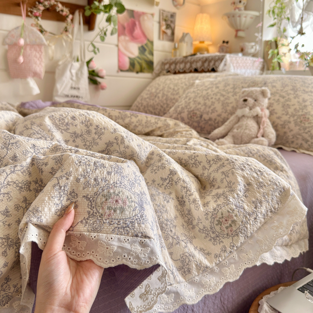 91家纺网 家纺一手货源 找家纺 初念 2026新款泡芙纱全花边夏被四件套 花笺-蕾丝花匣