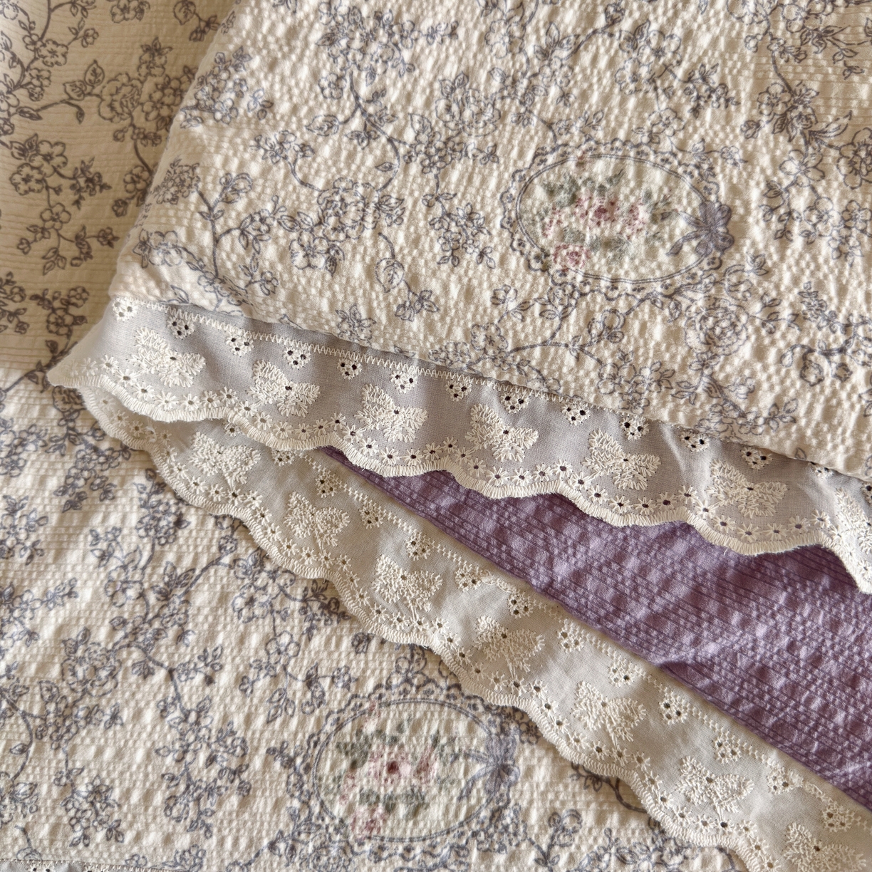 91家纺网 家纺一手货源 找家纺 初念 2026新款泡芙纱全花边夏被四件套 花笺-蕾丝花匣