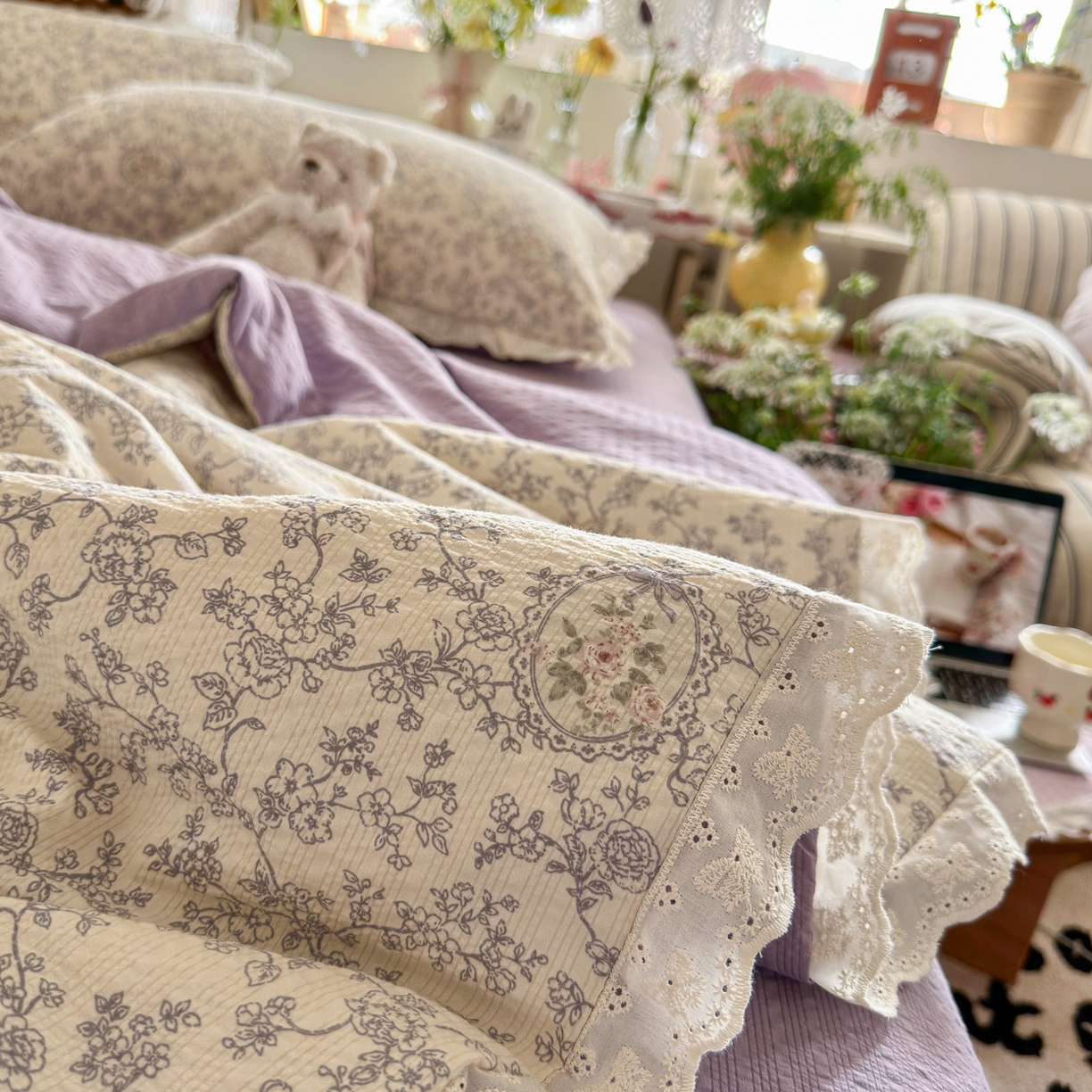 91家纺网 家纺一手货源 找家纺 初念 2026新款泡芙纱全花边夏被四件套 花笺-蕾丝花匣