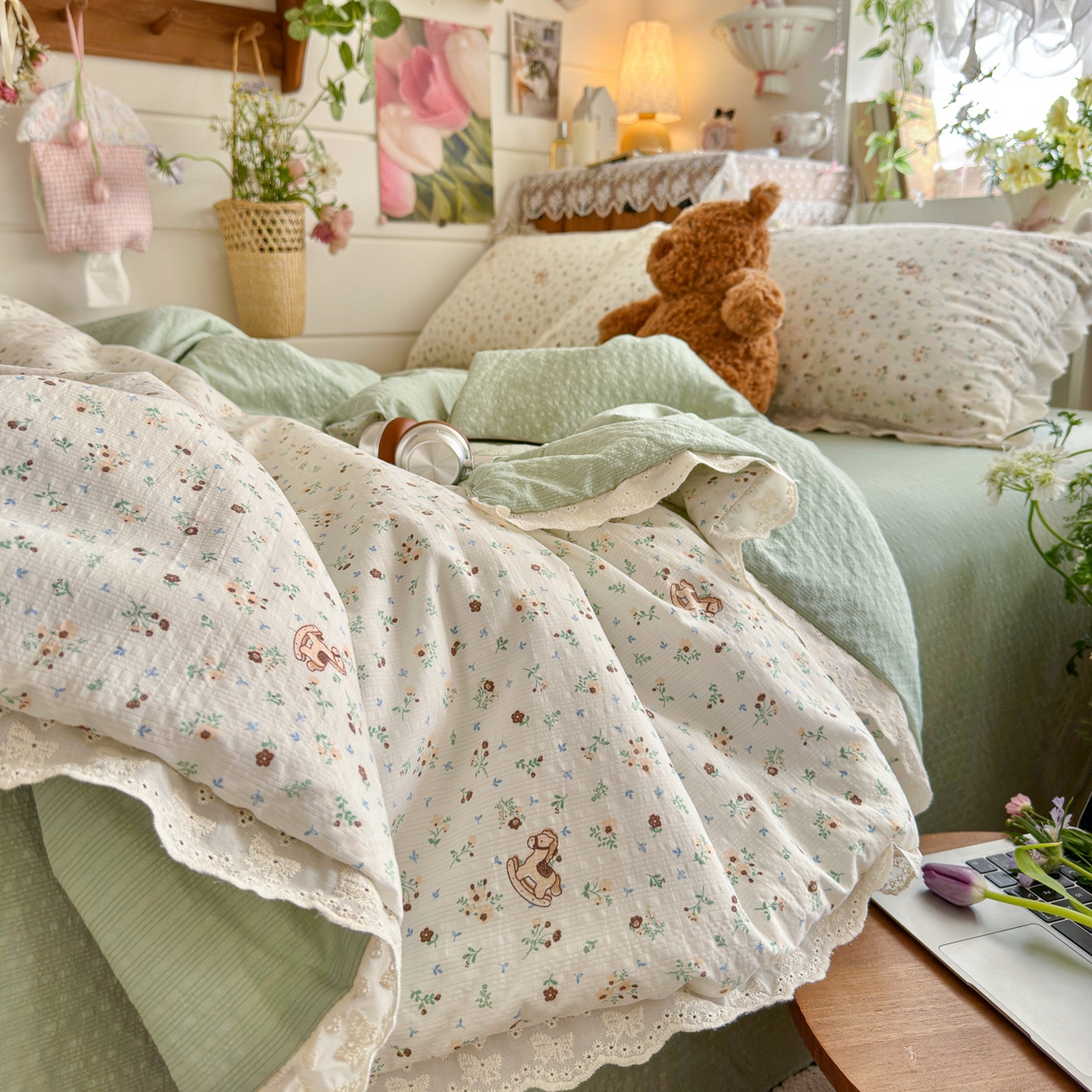 91家纺网 家纺一手货源 找家纺 初念 2026新款泡芙纱全花边夏被四件套 花笺-木马小花团
