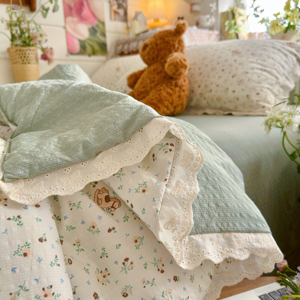 91家纺网 家纺一手货源 找家纺 初念 2026新款泡芙纱全花边夏被四件套 花笺-木马小花团