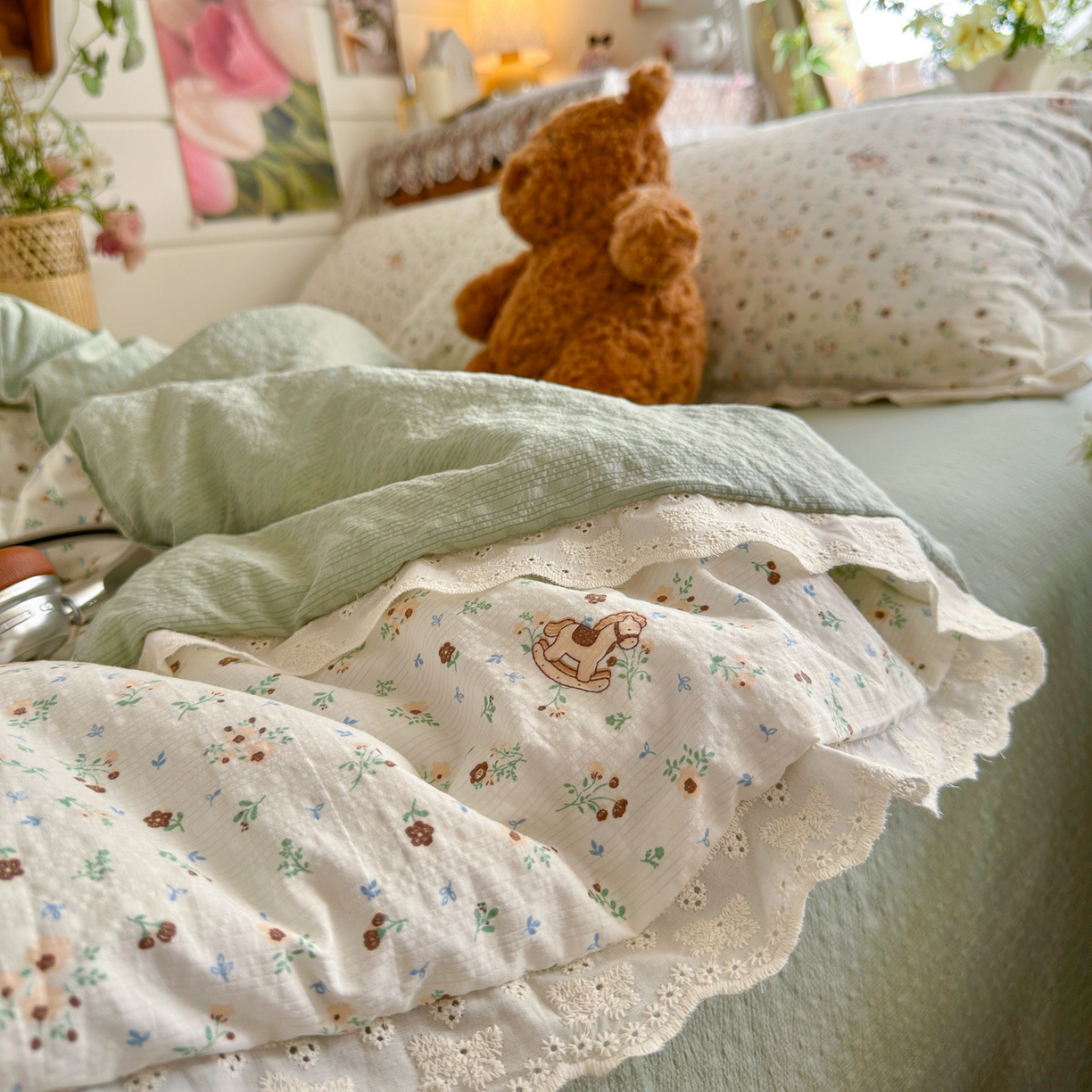 91家纺网 家纺一手货源 找家纺 初念 2026新款泡芙纱全花边夏被四件套 花笺-木马小花团