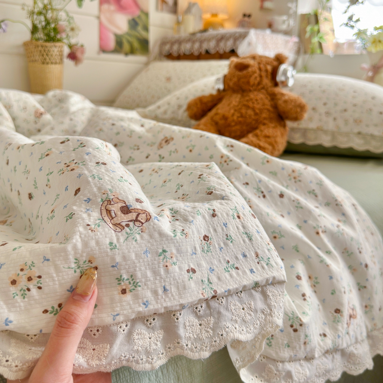 91家纺网 家纺一手货源 找家纺 初念 2026新款泡芙纱全花边夏被四件套 花笺-木马小花团