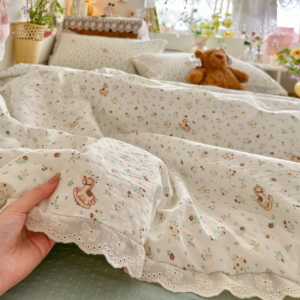 91家纺网 家纺一手货源 找家纺 初念 2026新款泡芙纱全花边夏被四件套 花笺-木马小花团