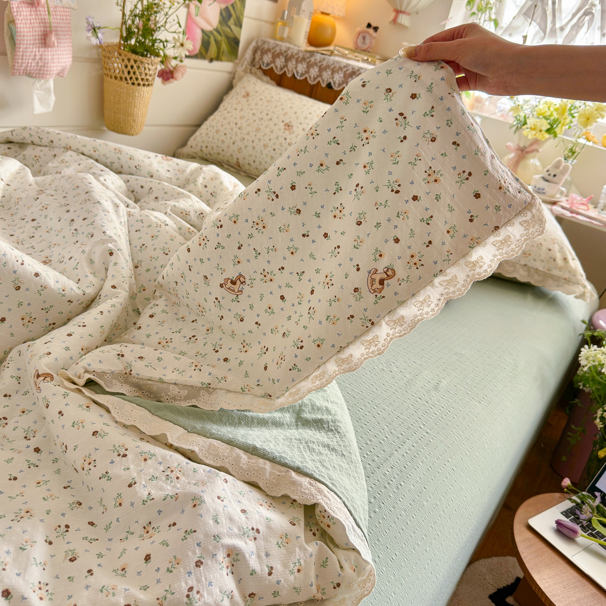91家纺网 家纺一手货源 找家纺 初念 2026新款泡芙纱全花边夏被四件套 花笺-木马小花团