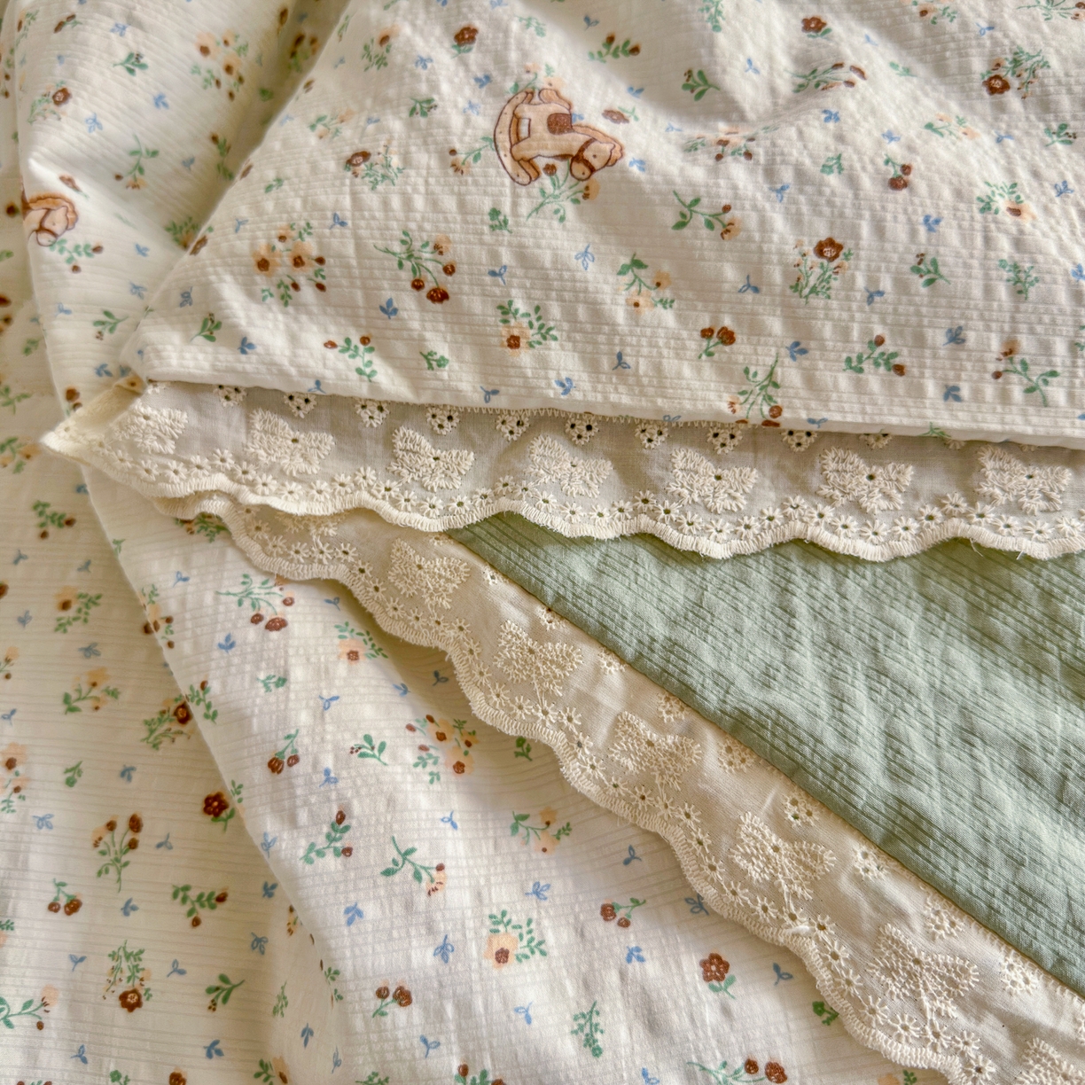 91家纺网 家纺一手货源 找家纺 初念 2026新款泡芙纱全花边夏被四件套 花笺-木马小花团