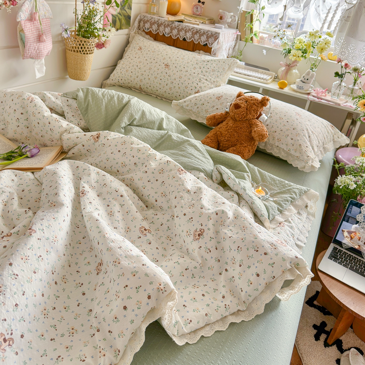 91家纺网 家纺一手货源 找家纺 初念 2026新款泡芙纱全花边夏被四件套 花笺-木马小花团