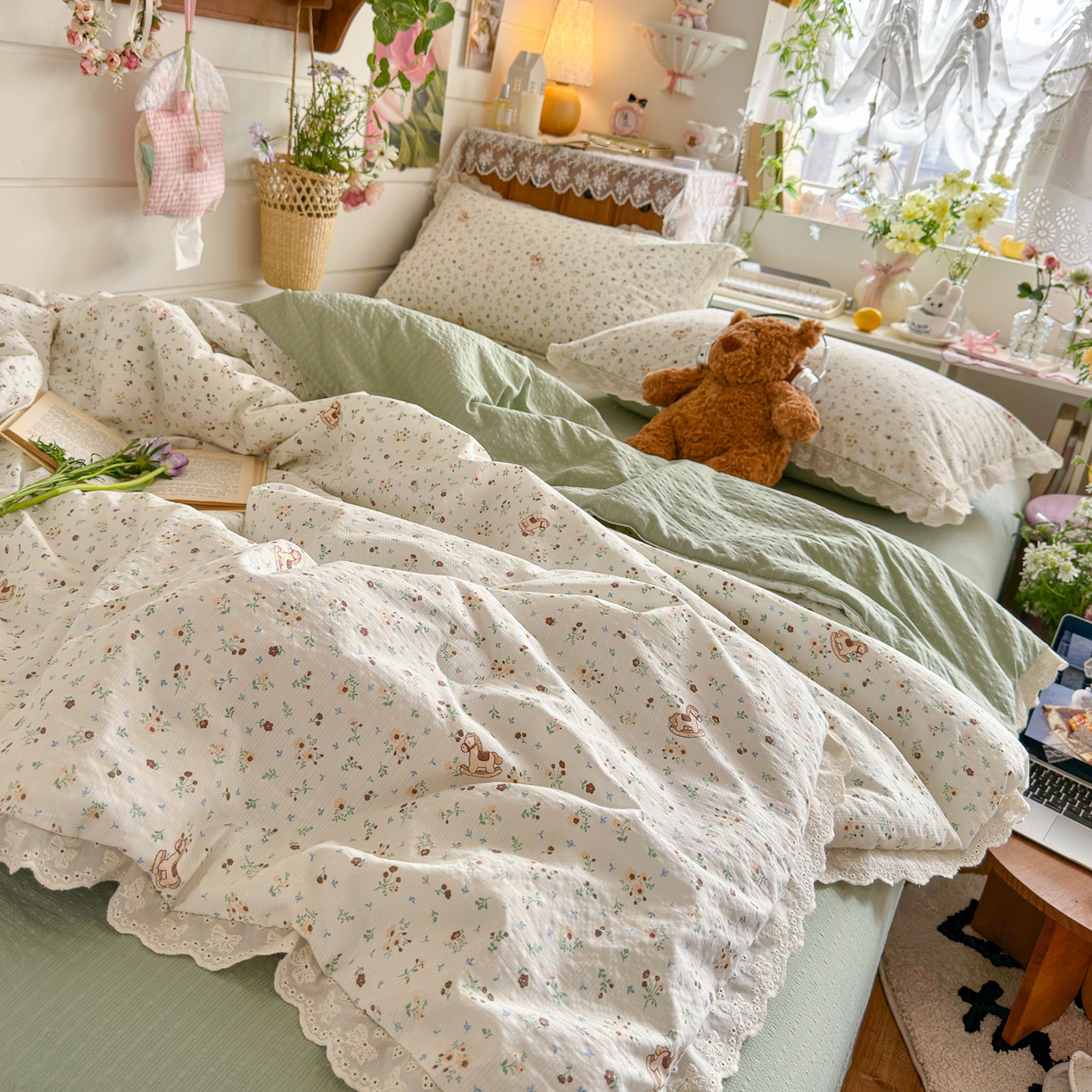 91家纺网 家纺一手货源 找家纺 初念 2026新款泡芙纱全花边夏被四件套 花笺-木马小花团