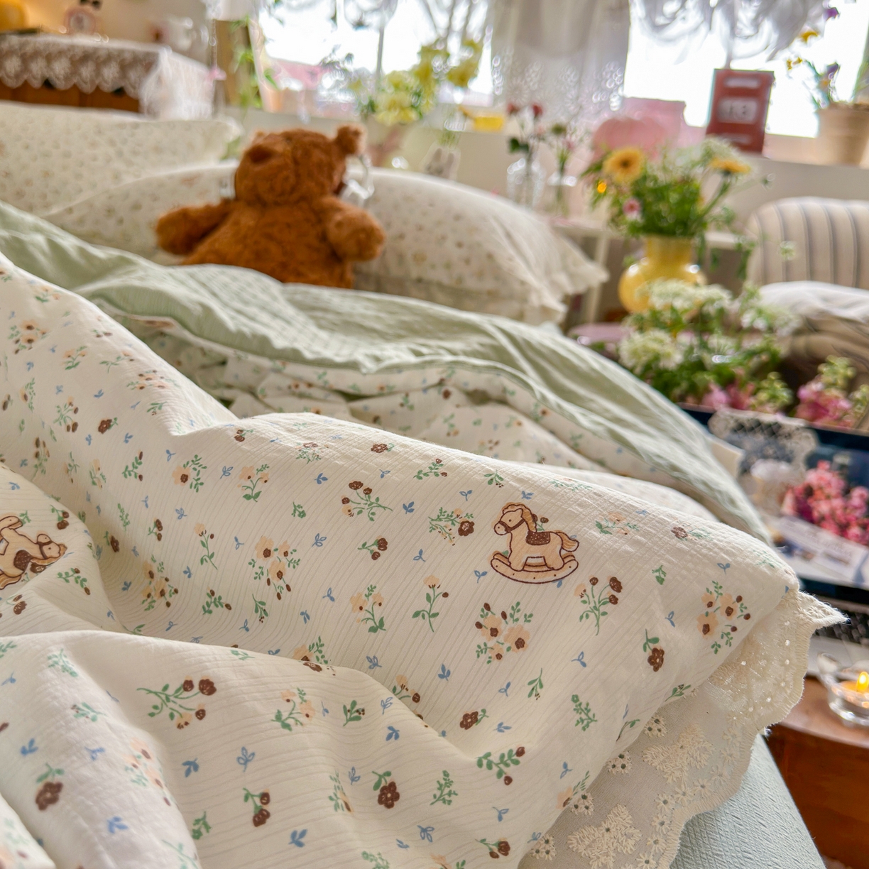 91家纺网 家纺一手货源 找家纺 初念 2026新款泡芙纱全花边夏被四件套 花笺-木马小花团