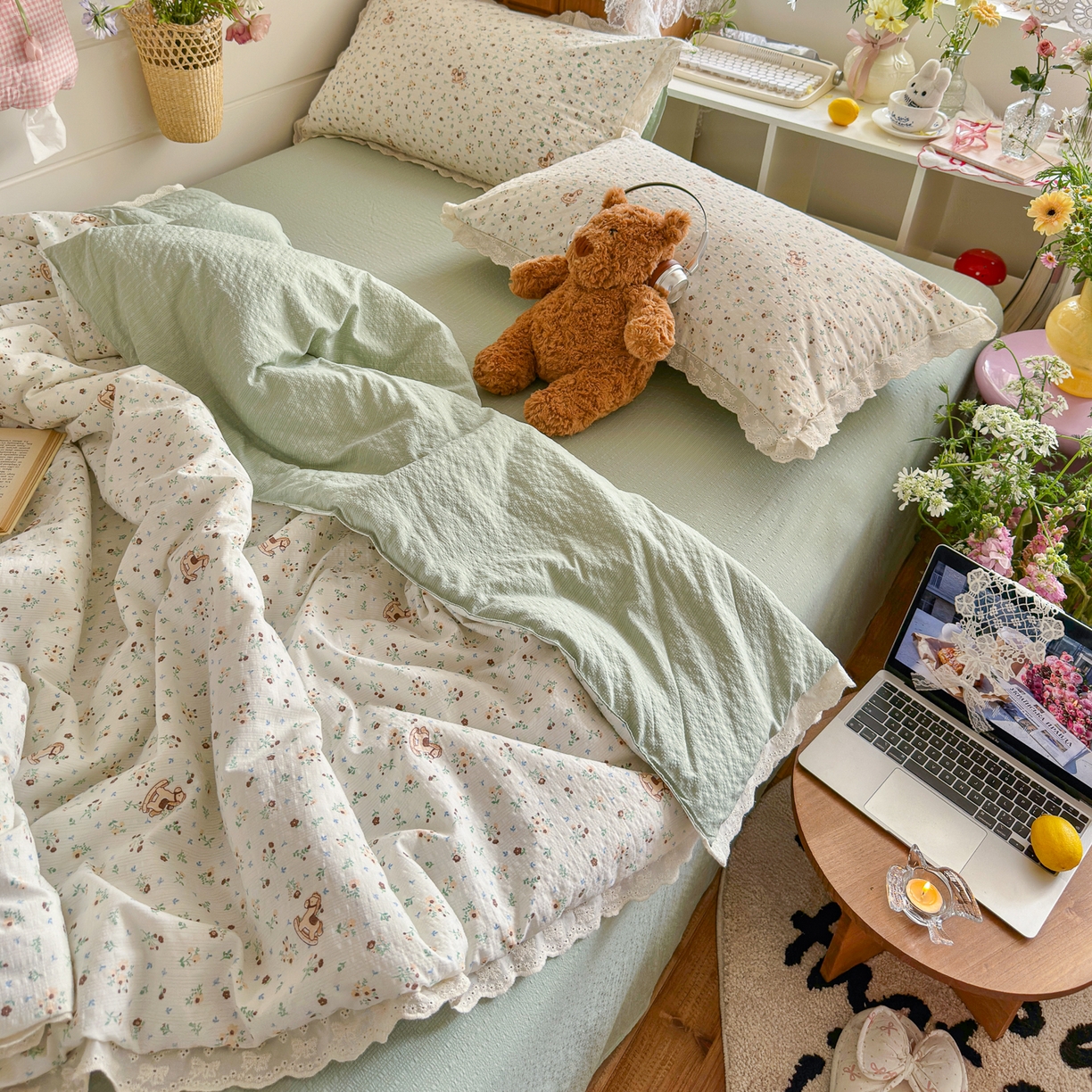 91家纺网 家纺一手货源 找家纺 初念 2026新款泡芙纱全花边夏被四件套 花笺-木马小花团