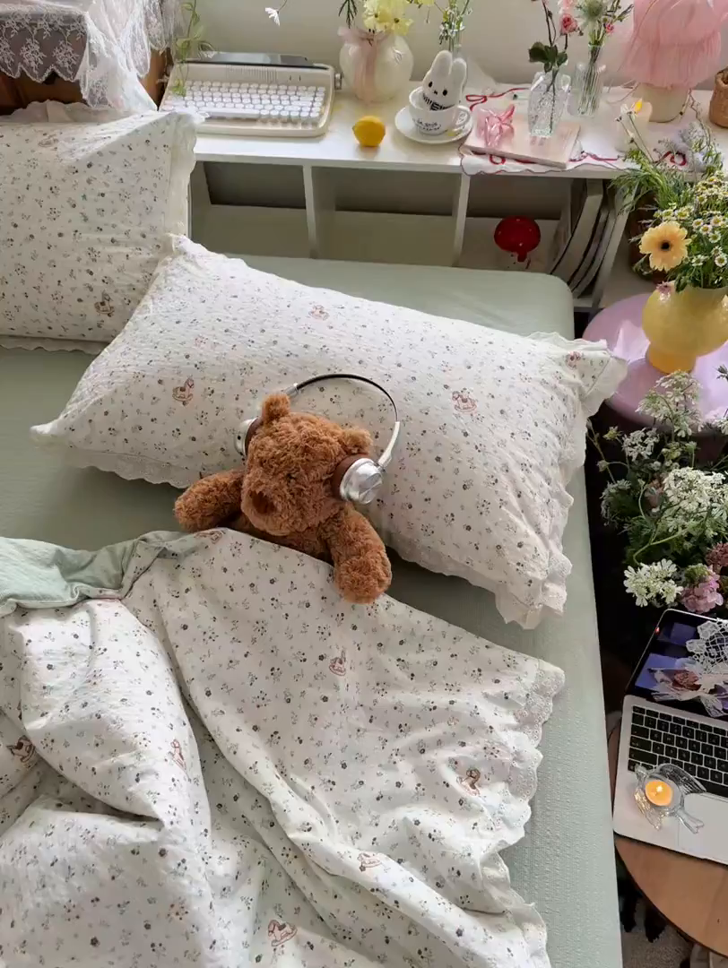 91家纺网 家纺一手货源 找家纺 初念 2026新款泡芙纱全花边夏被四件套 花笺-木马小花团