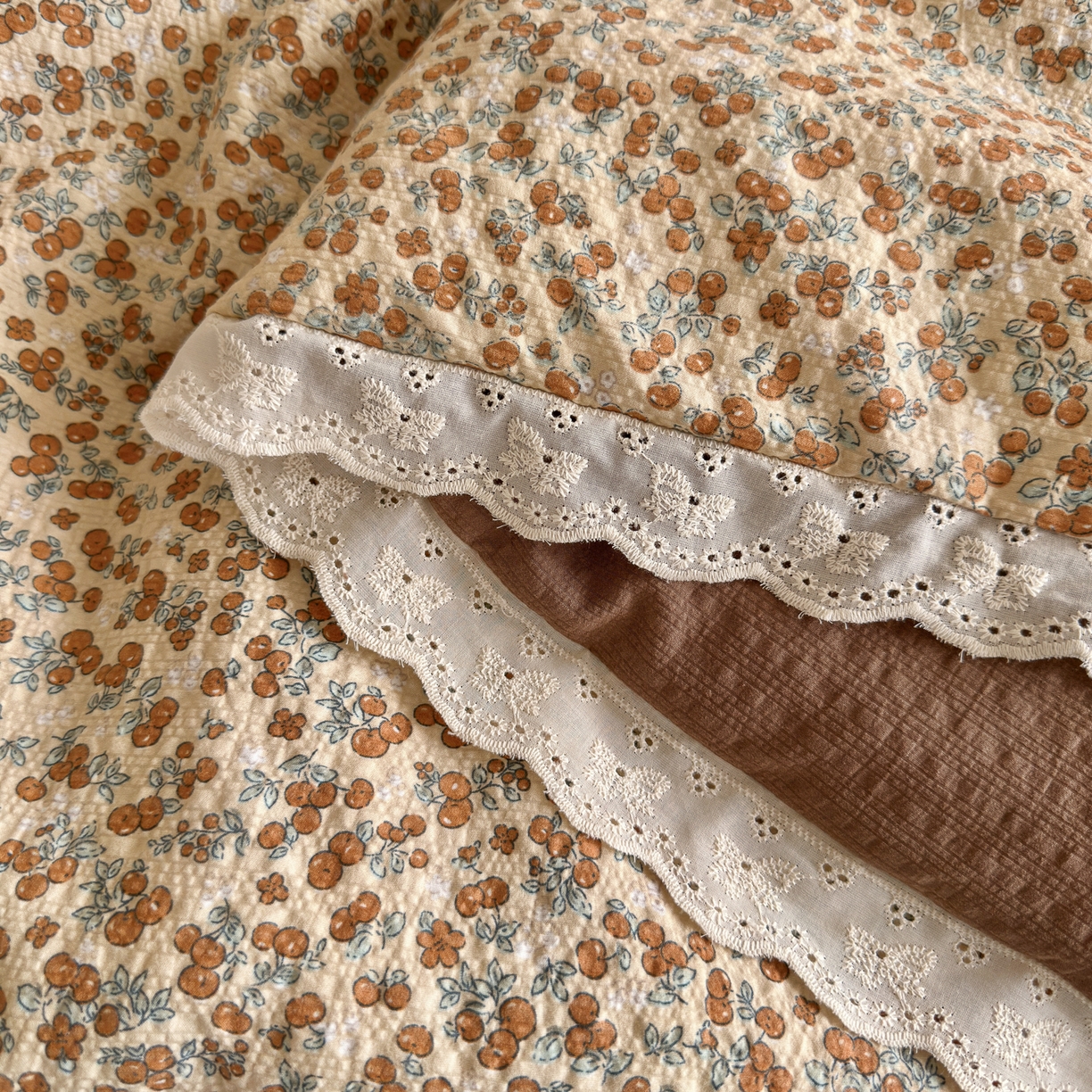 91家纺网 家纺一手货源 找家纺 初念 2026新款泡芙纱全花边夏被四件套 花笺-暖橘枝