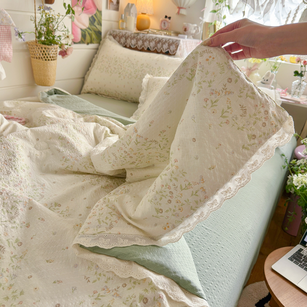 91家纺网 家纺一手货源 找家纺 初念 2026新款泡芙纱全花边夏被四件套 花笺-浅夏花信