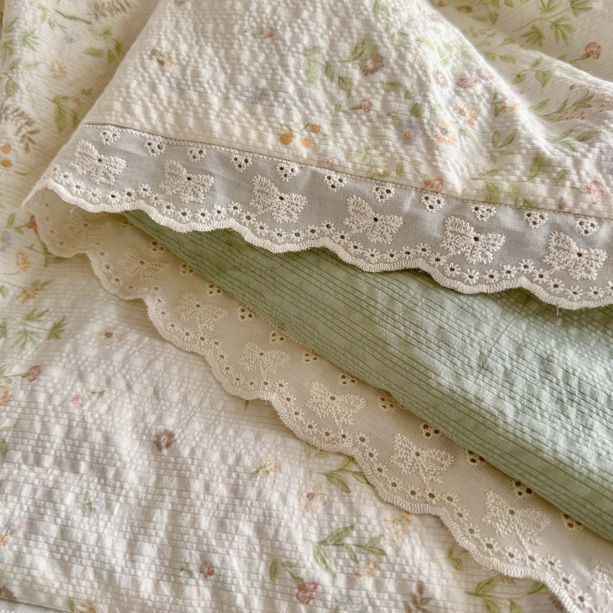 91家纺网 家纺一手货源 找家纺 初念 2026新款泡芙纱全花边夏被四件套 花笺-浅夏花信