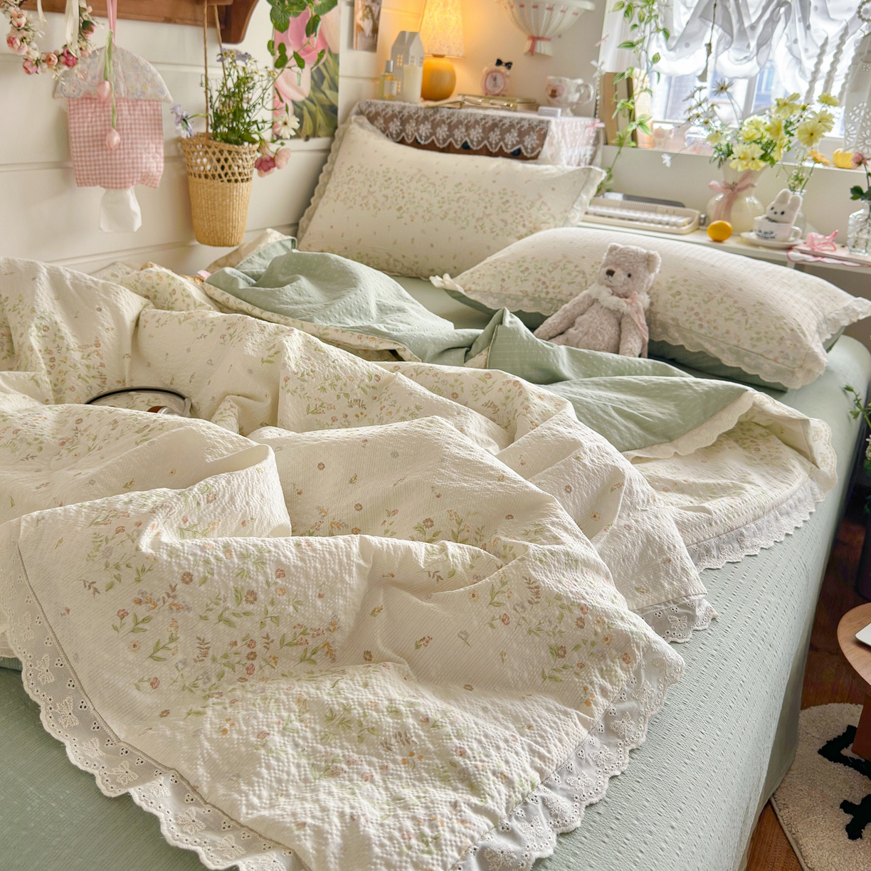 91家纺网 家纺一手货源 找家纺 初念 2026新款泡芙纱全花边夏被四件套 花笺-浅夏花信