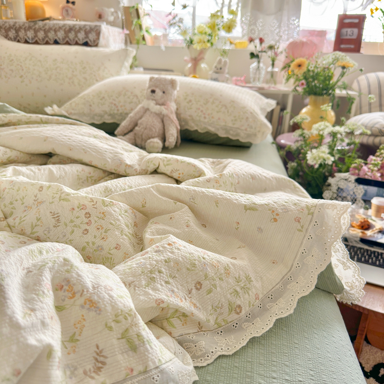 91家纺网 家纺一手货源 找家纺 初念 2026新款泡芙纱全花边夏被四件套 花笺-浅夏花信
