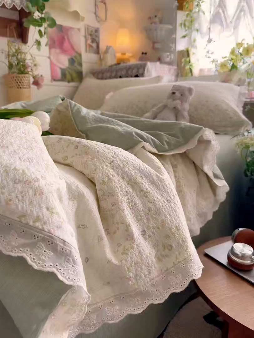 91家纺网 家纺一手货源 找家纺 初念 2026新款泡芙纱全花边夏被四件套 花笺-浅夏花信