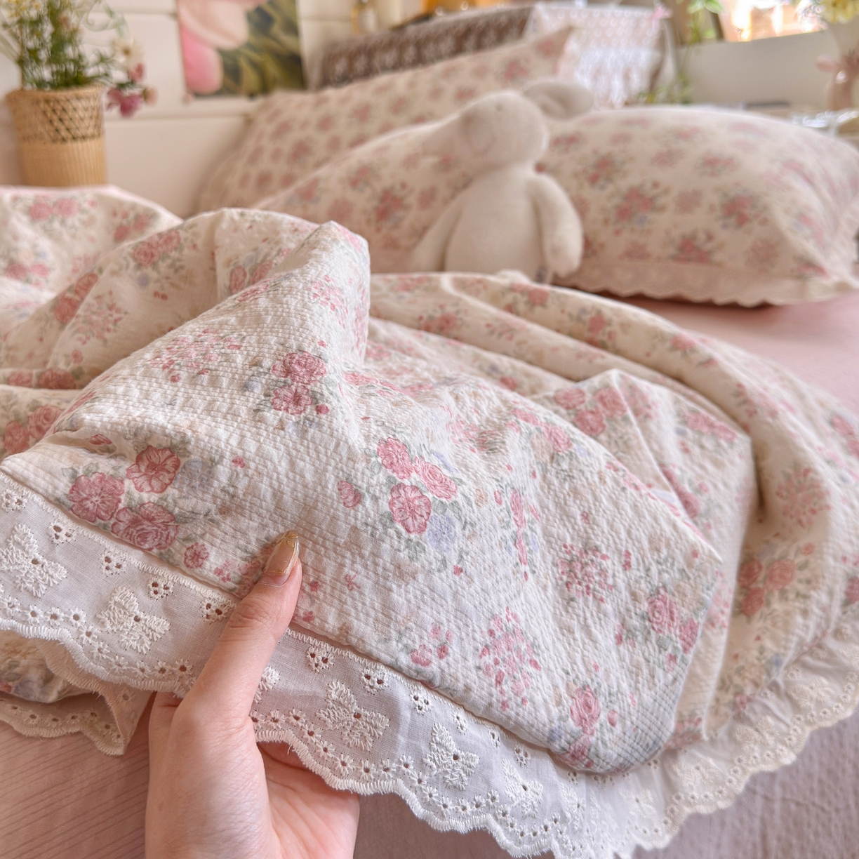 91家纺网 家纺一手货源 找家纺 初念 2026新款泡芙纱全花边夏被四件套 花笺-日光漫游