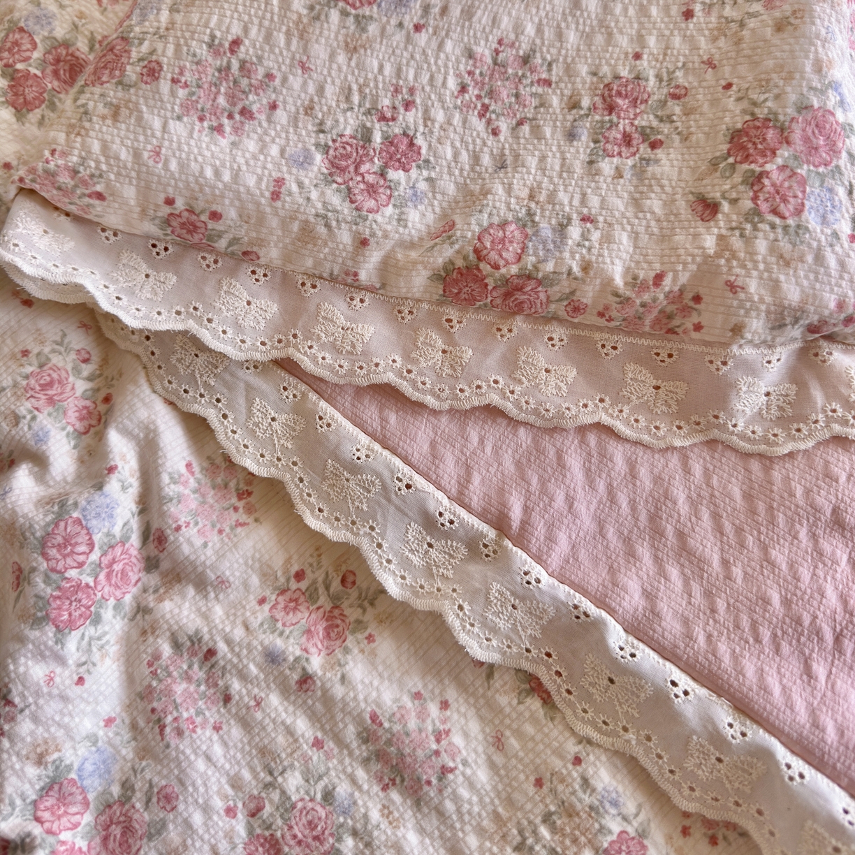 91家纺网 家纺一手货源 找家纺 初念 2026新款泡芙纱全花边夏被四件套 花笺-日光漫游