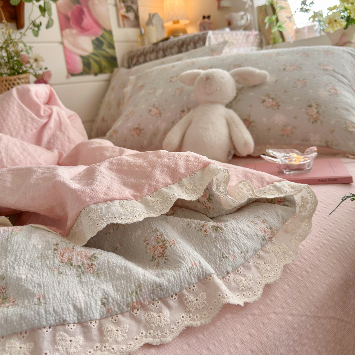 91家纺网 家纺一手货源 找家纺 初念 2026新款泡芙纱全花边夏被四件套 花笺-柔诗意